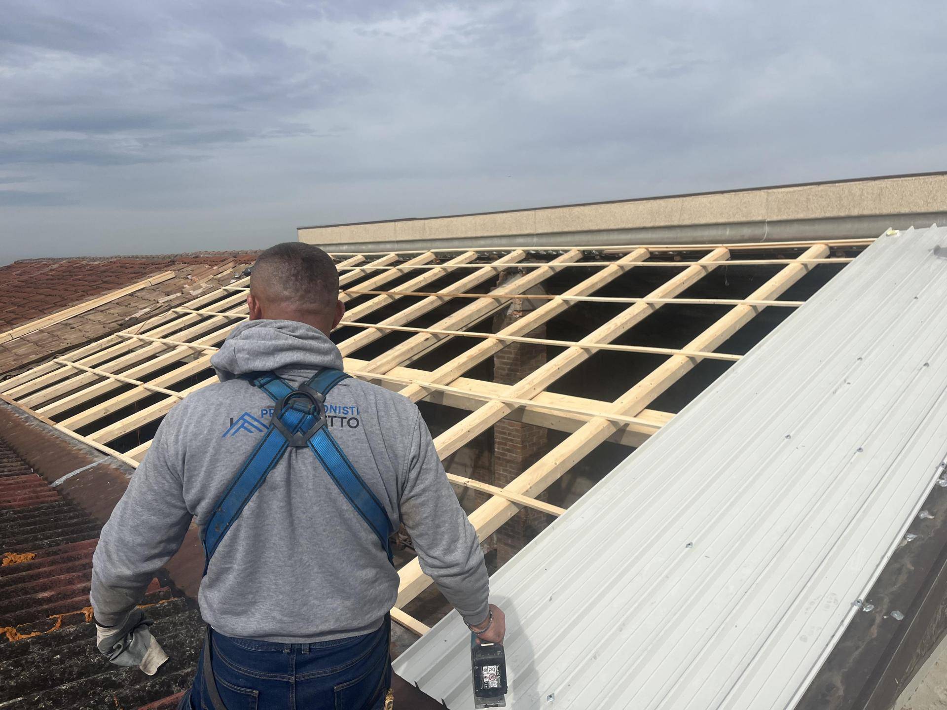 Ricostruzione copertura crollata