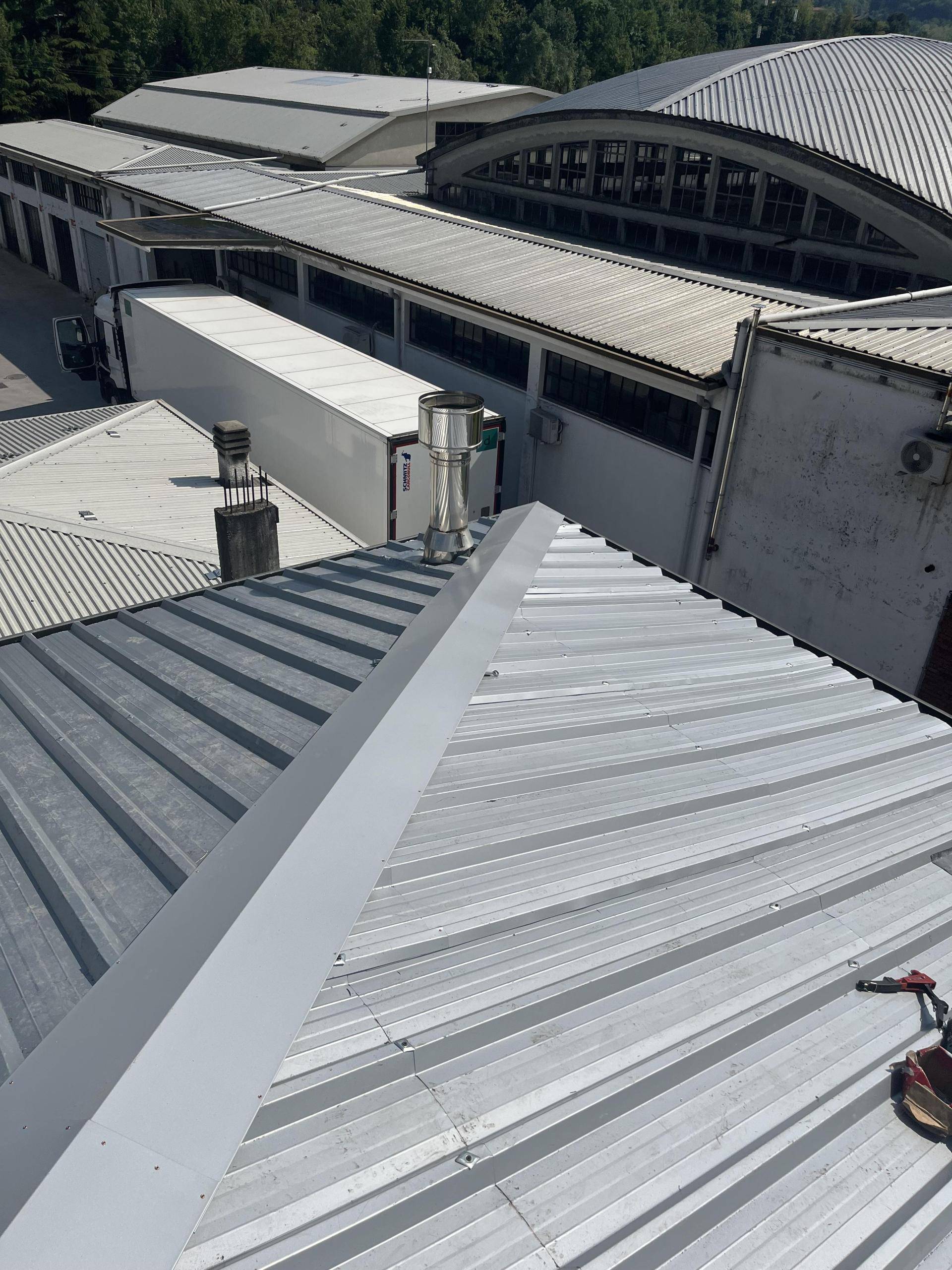 Rimozione tegole e nuova copertura in lamiera