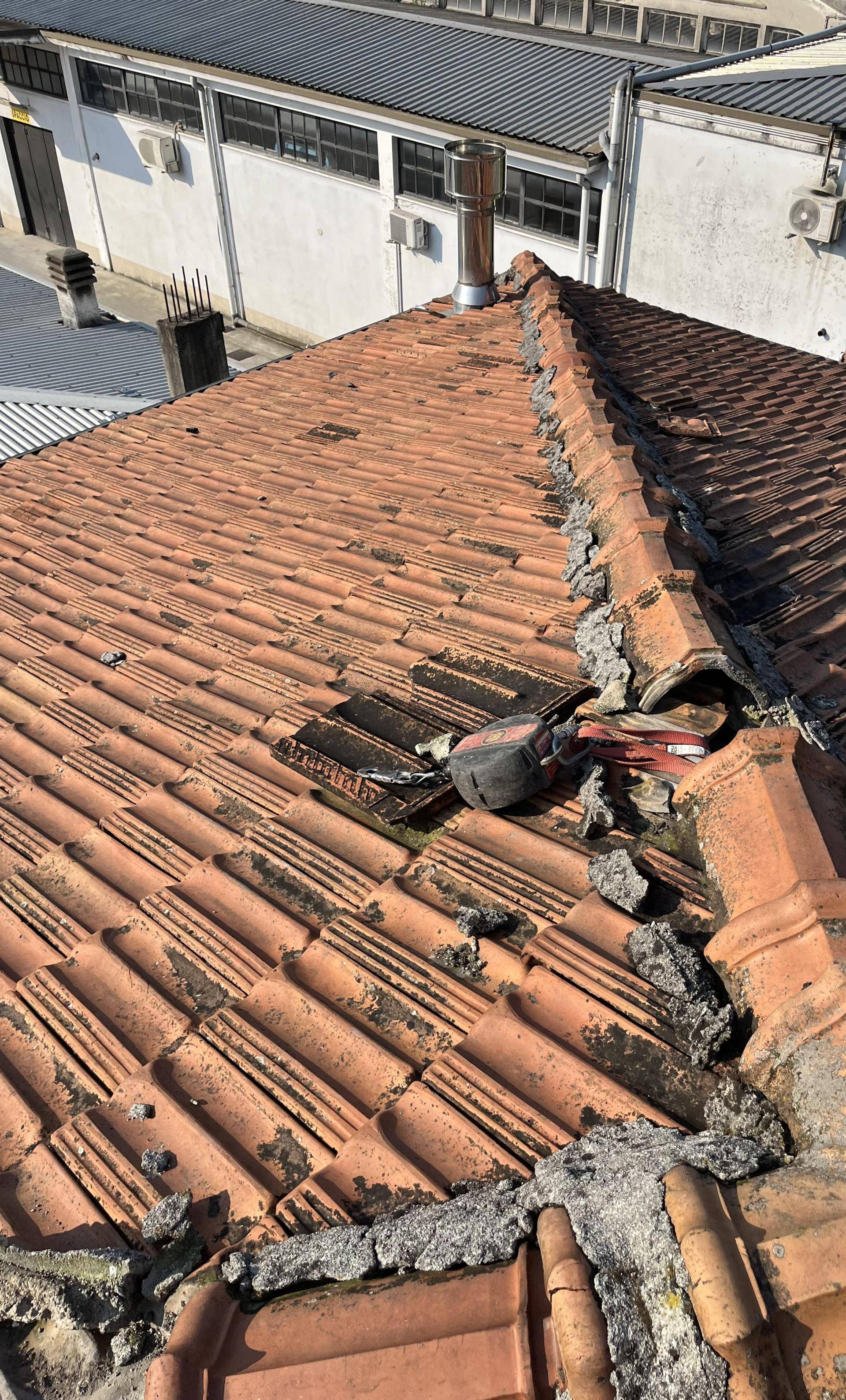 Rimozione tegole e nuova copertura in lamiera